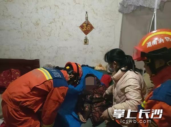 深夜暖心救援:高龄老人患病,消防紧急转运
