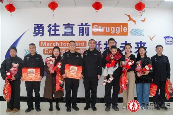 新婚的第一个春节,他们相守在边关