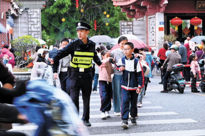 平安相伴启新程 藏蓝护学助成长