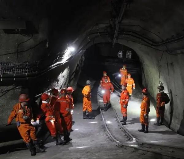 连城借助无人机巡查矿山安全