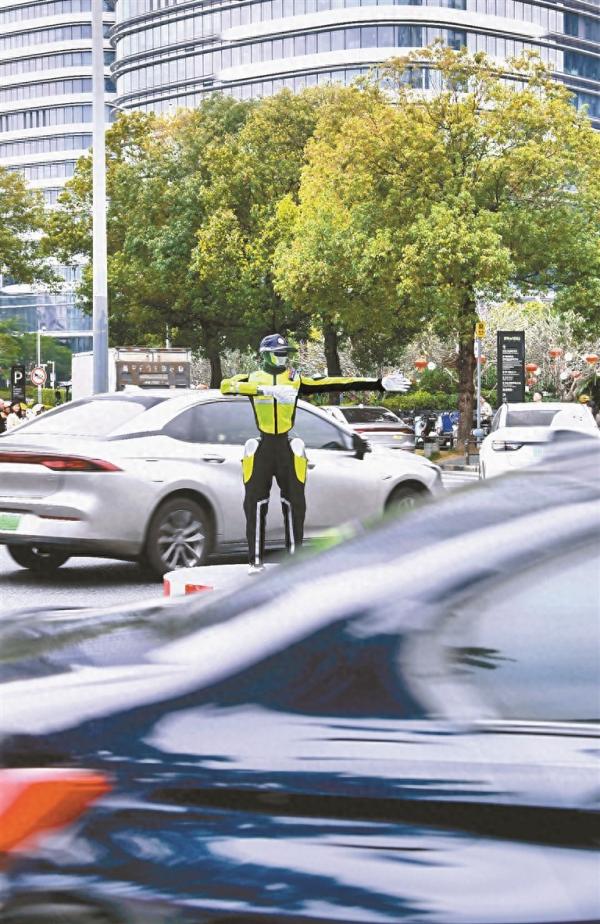 现场指挥手势标准,语音提示清晰洪亮 机器人当上了“交通指挥官”