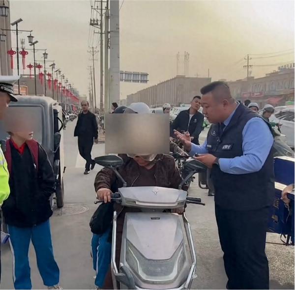 电动车载三孩引热议,民生刚需与安全红线如何平衡?