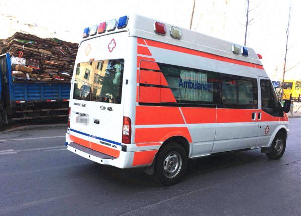 工人坠入2米深地下室头部受伤消防紧急救援