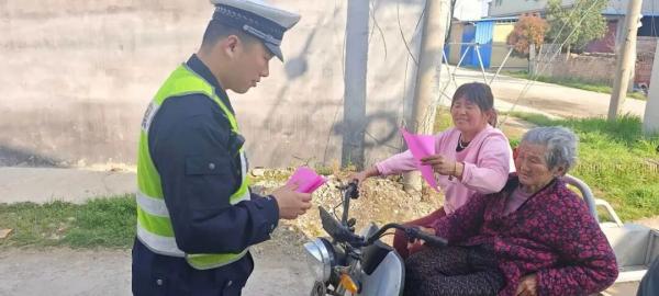 交警深耕农村 让交通安全“声”入民心