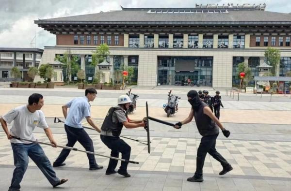 筑牢安全防线 守护便民窗口！县政务中心实战演练提升反恐防暴应急处置能力
