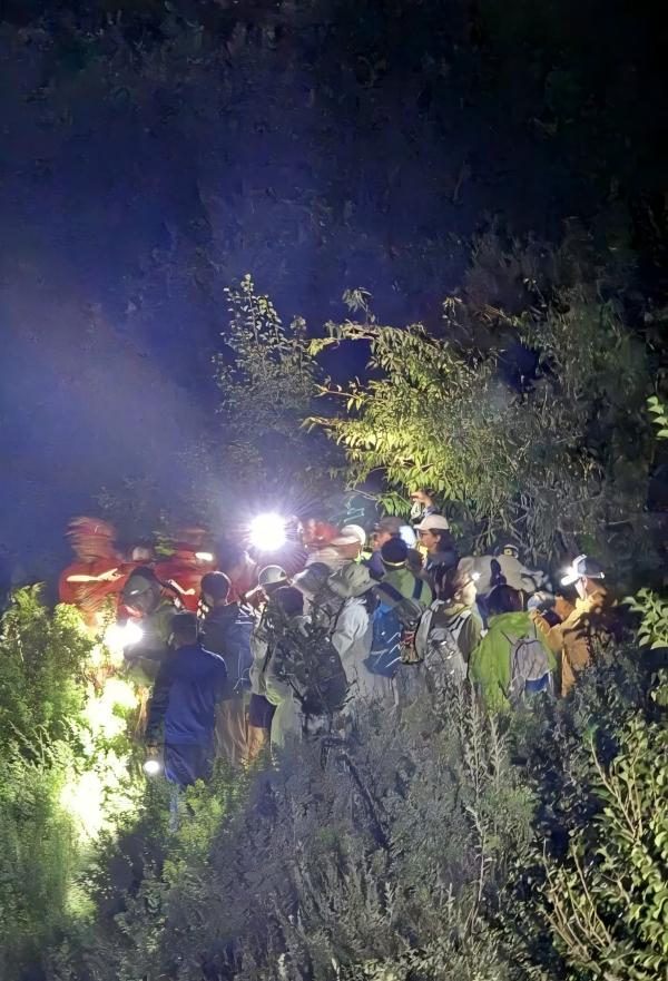 40余人深夜被困河北饮牛渠山脊，多方救援耗时数小时救出