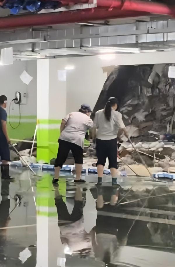 辽宁一小区地下车库墙体暴雨中坍塌，露出大量生活垃圾引发业主质疑，物业称墙体为空心砖，垃圾系前期填埋