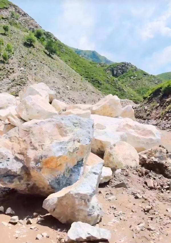 保定涞源矿山碎石料堆积河道，知情人称该矿仅有探矿证手续不全